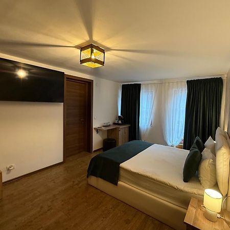 Conacul Radacinilor Hotel Petrosani Ngoại thất bức ảnh