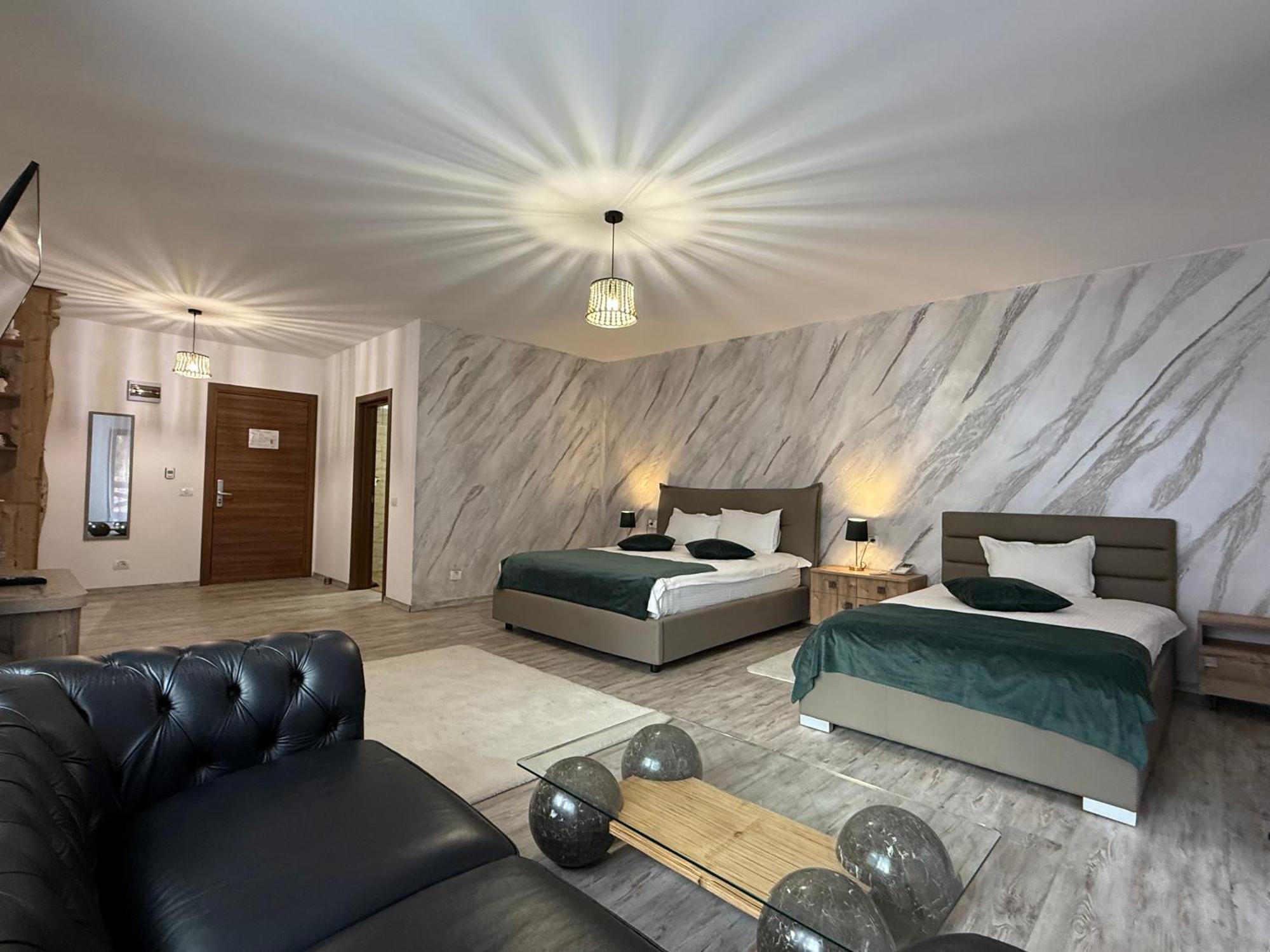 Conacul Radacinilor Hotel Petrosani Ngoại thất bức ảnh
