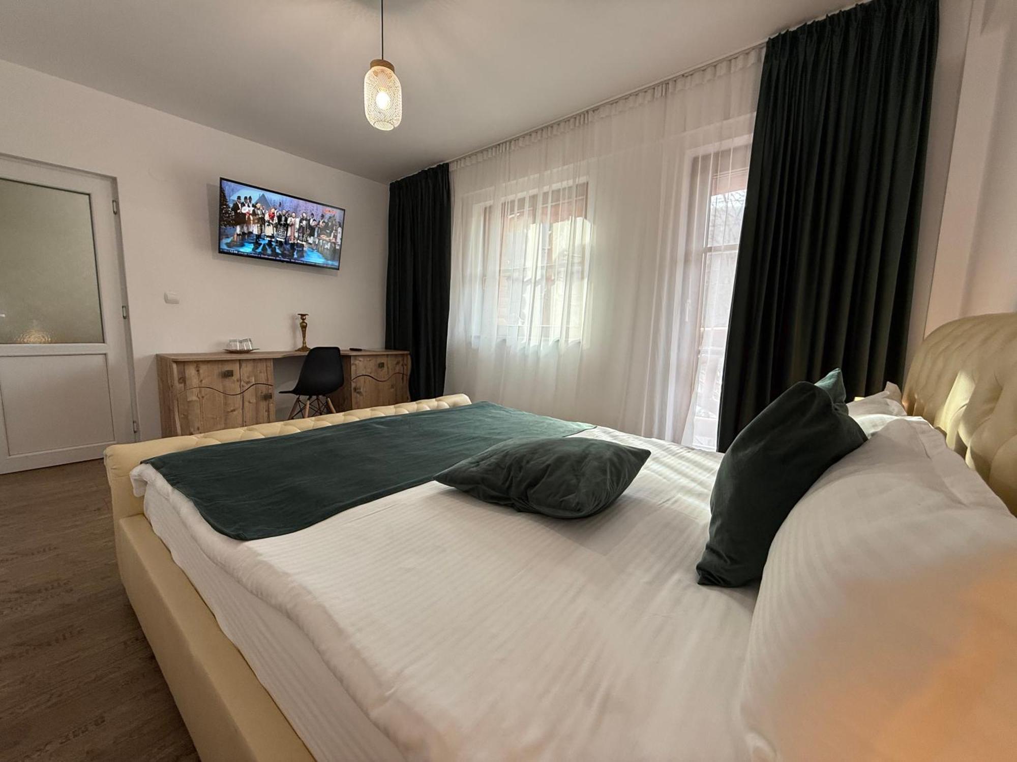 Conacul Radacinilor Hotel Petrosani Ngoại thất bức ảnh
