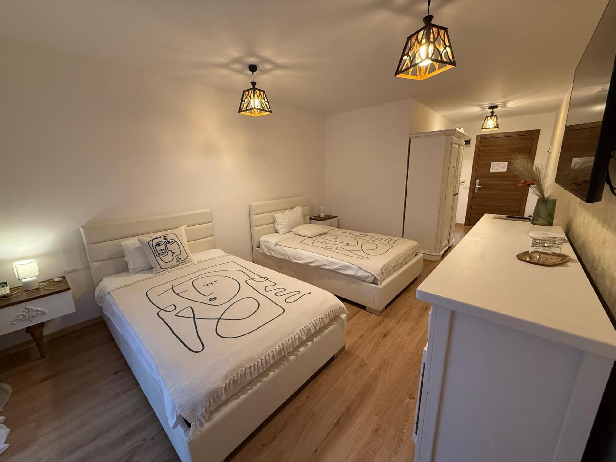 Conacul Radacinilor Hotel Petrosani Ngoại thất bức ảnh