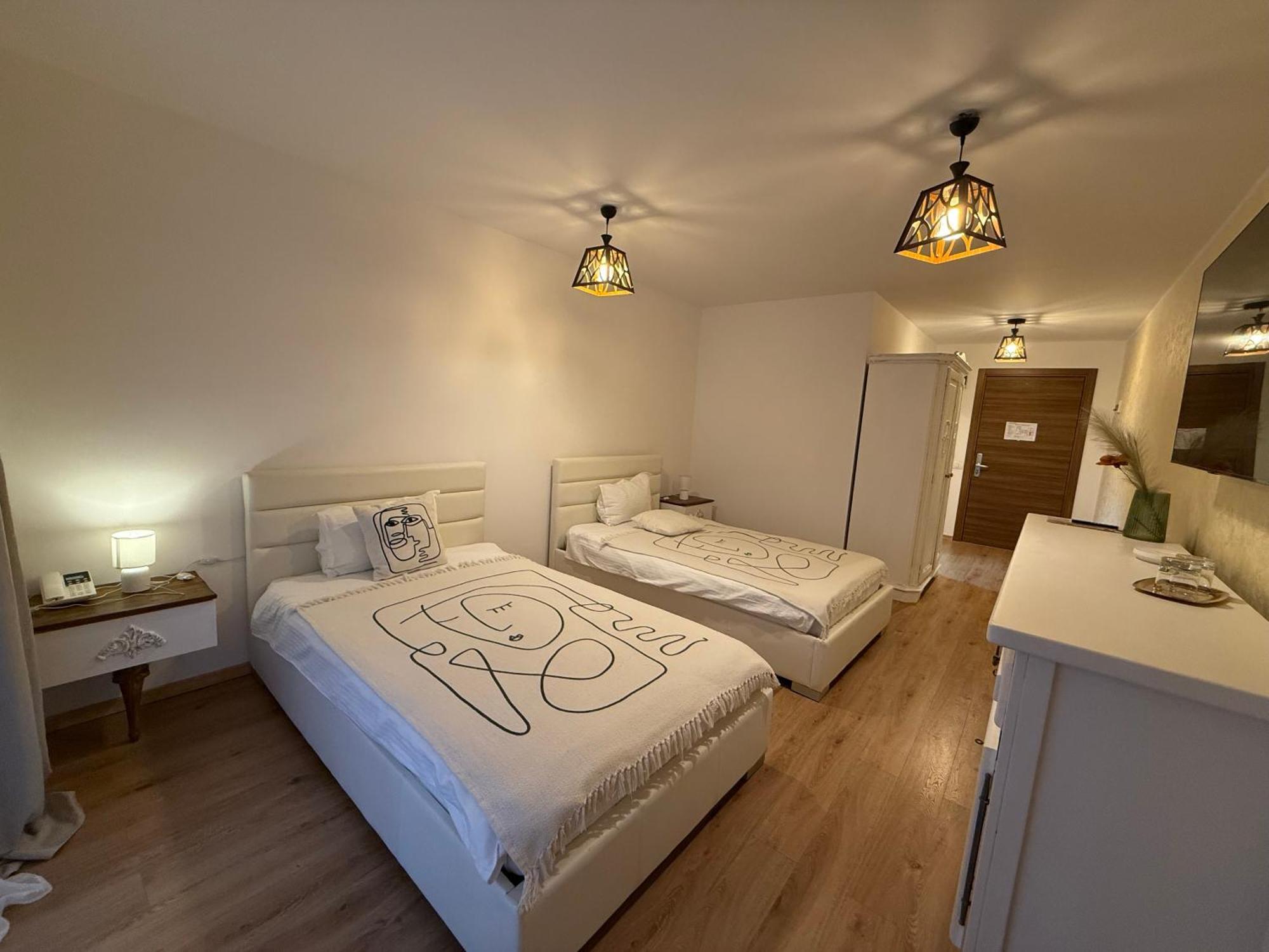 Conacul Radacinilor Hotel Petrosani Ngoại thất bức ảnh