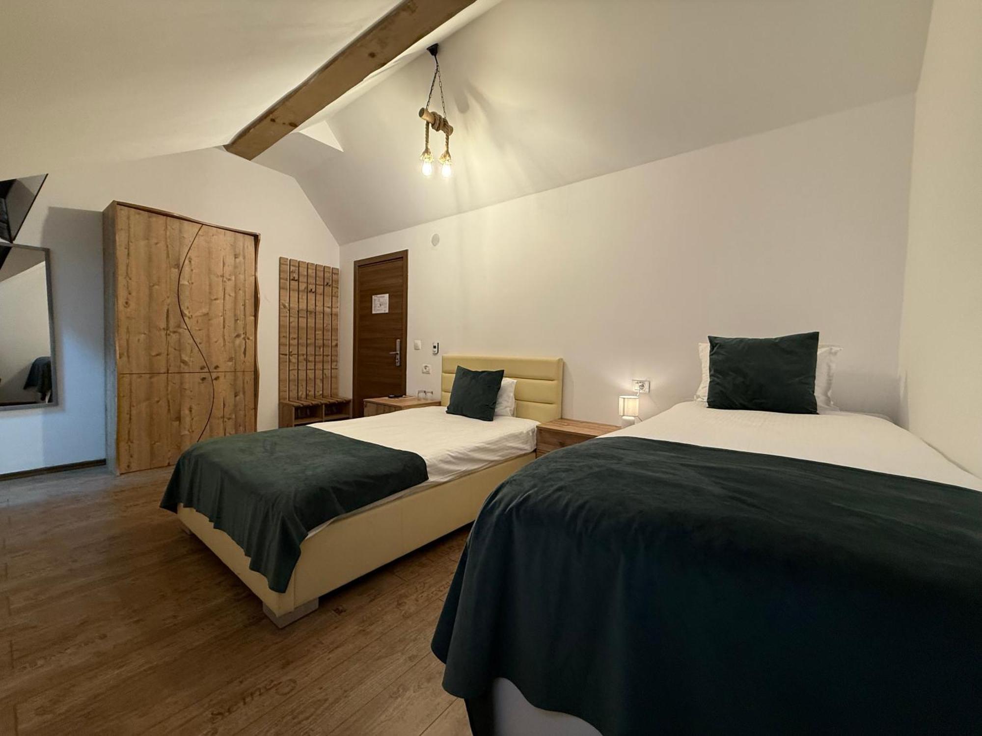 Conacul Radacinilor Hotel Petrosani Ngoại thất bức ảnh
