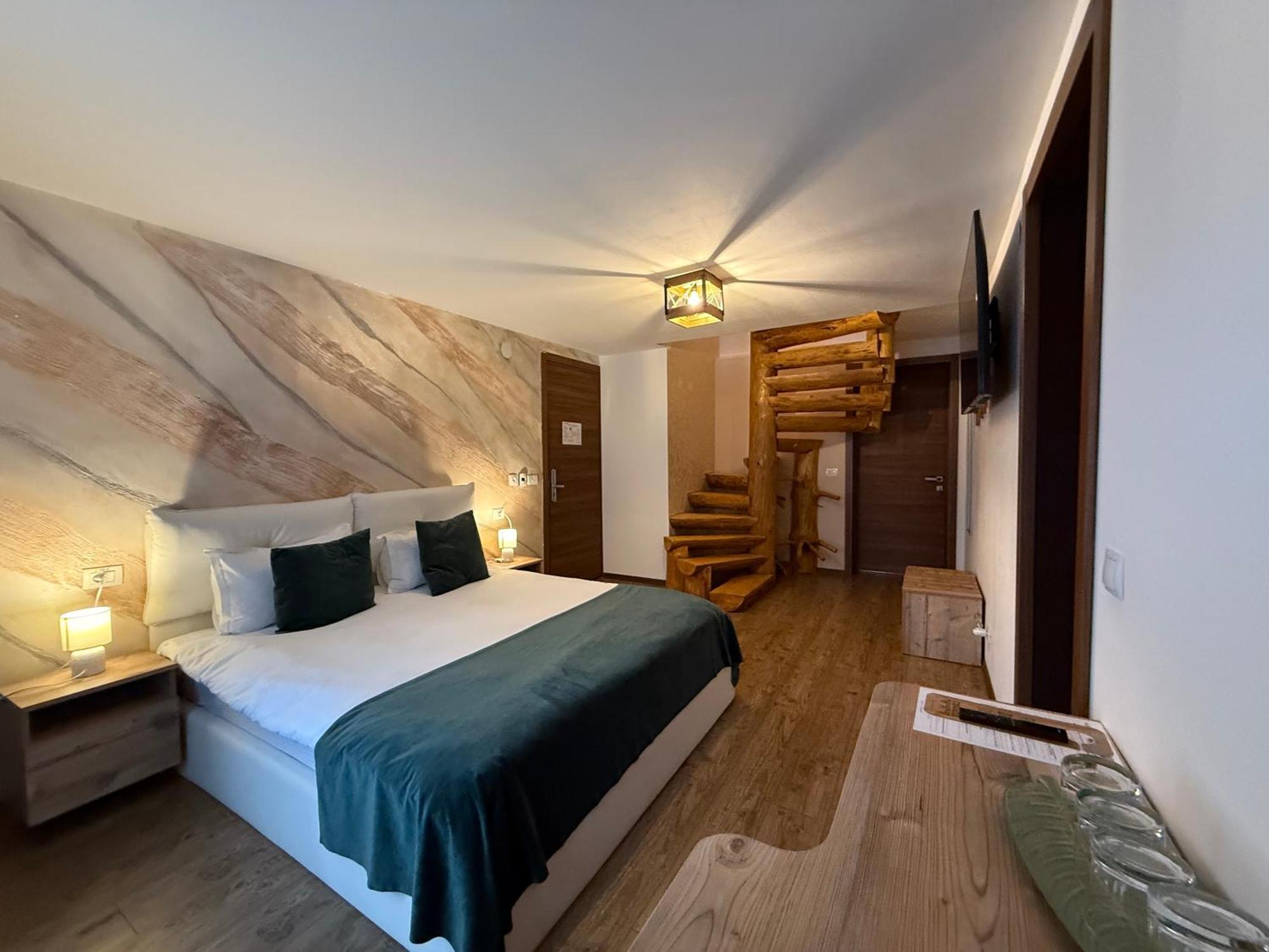 Conacul Radacinilor Hotel Petrosani Ngoại thất bức ảnh